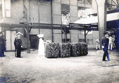 886155 Afbeelding van het bezoek van koningin Wilhelmina aan een fabriek.